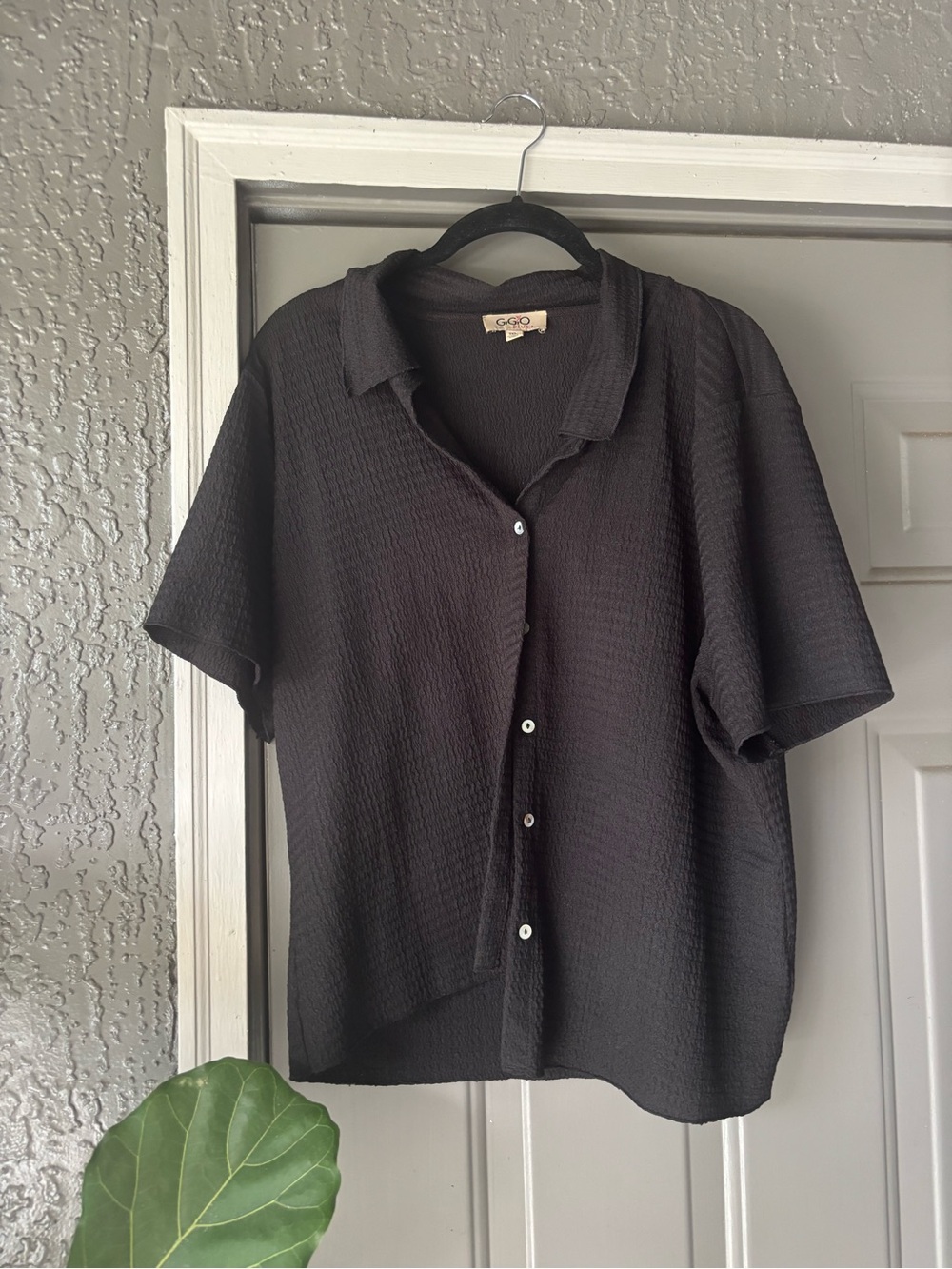 Textured Stretchy Short-Sleeve Shirt - Black Button Down